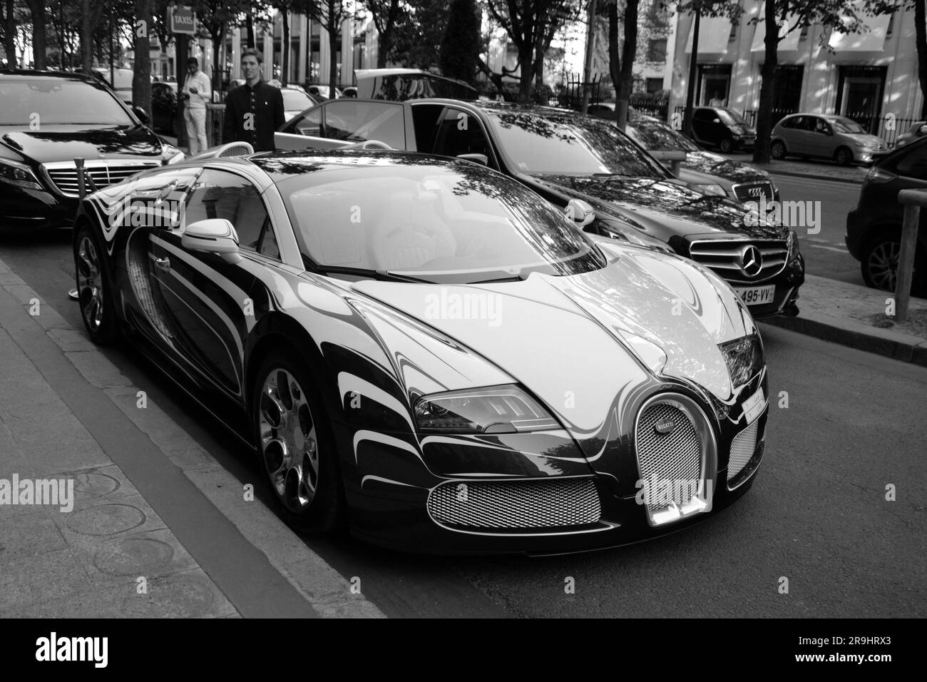 Einzigartiges Bugatti Veyron „l'or Blanc“ (Weißgold), parkt in Paris, april 2015 18. Geschaffen von Bugatti und der königlichen Porzellanherstellung von Berlin Stockfoto