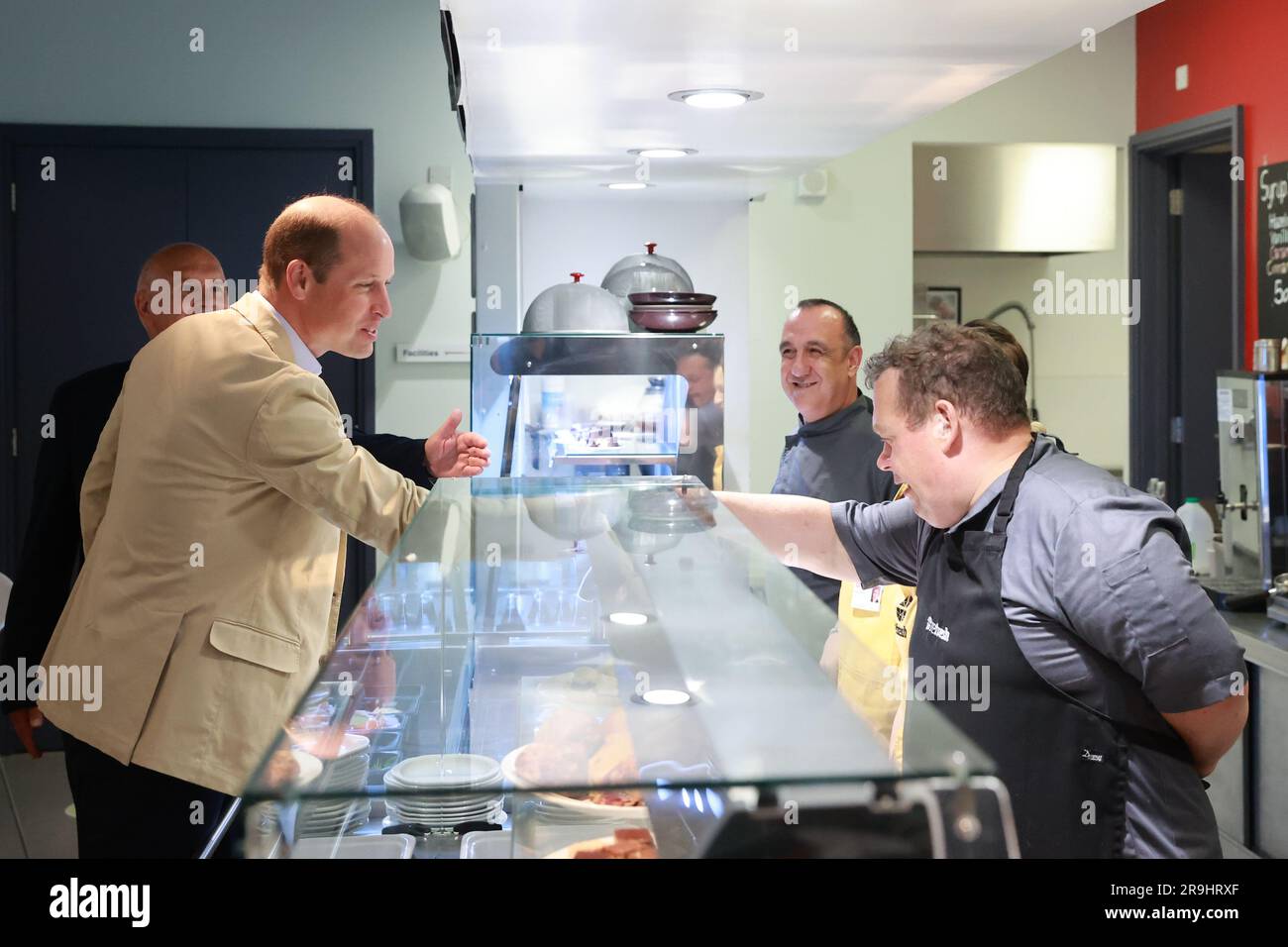 Der Prince of Wales traf Mitglieder des im Refresh Cafe während eines Besuchs der Mission East Belfast im Skainos Centre, Belfast, im Rahmen seiner Reise durch Großbritannien, um ein Projekt zur Beendigung der Obdachlosigkeit einzuleiten. Foto: Dienstag, 27. Juni 2023. Stockfoto