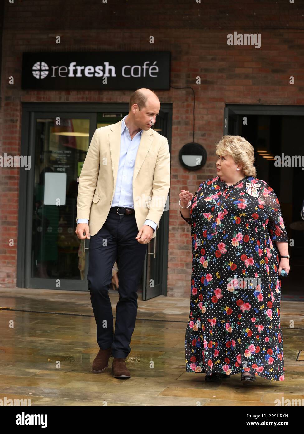 Der Prinz von Wales mit Dame Fionnuala Mary Jay-O'Boyle nach seinem Besuch bei der Mission East Belfast im Skainos Centre, Belfast, im Rahmen seiner Reise durch das Vereinigte Königreich, um ein Projekt zur Beendigung der Obdachlosigkeit einzuleiten. Foto: Dienstag, 27. Juni 2023. Stockfoto