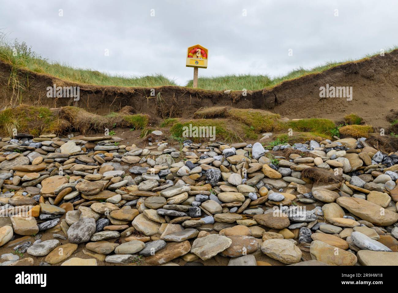 Rettungsausrüstung und Kieselsteine am Strandhill Beach, County Sligo, Irland Stockfoto