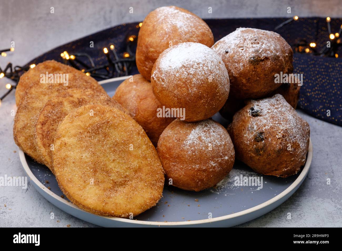 Frische, frittierte Donuts und Apfelkugeln auf einem Teller sowie weihnachtsdekoration. Holländische süße traditionelle Delikatesse. Weihnachten und das neue "Ye" Stockfoto