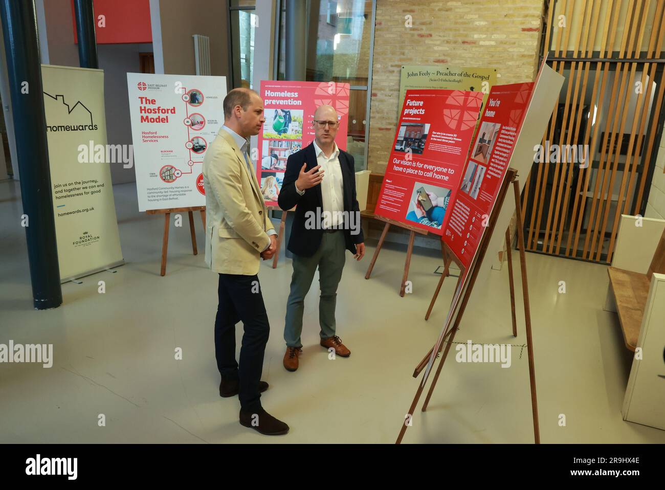 Der Prinz von Wales traf Tom Dinnen, Hosford Community Homes, bei einem Besuch der East Belfast Mission im Skainos Centre, Belfast, im Rahmen seiner Reise durch das Vereinigte Königreich, um ein Projekt zur Beendigung der Obdachlosigkeit einzuleiten. Foto: Dienstag, 27. Juni 2023. Stockfoto