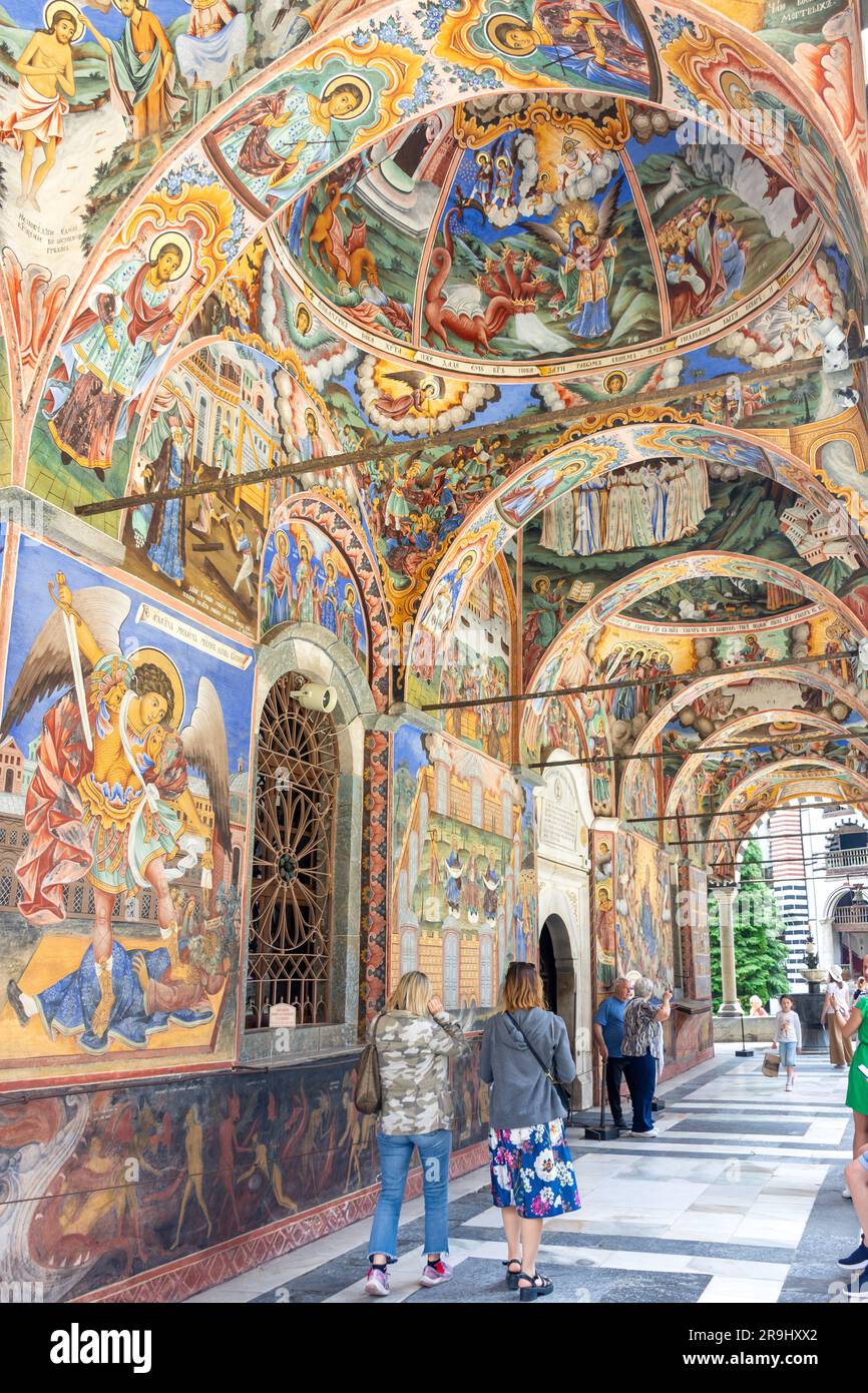 Fresken auf den Außenkorridoren, Kloster Rila (Sveti Ivan Rilski), Naturpark Kloster Rila, Provinz Kyustendil, Republik Bulgarien Stockfoto