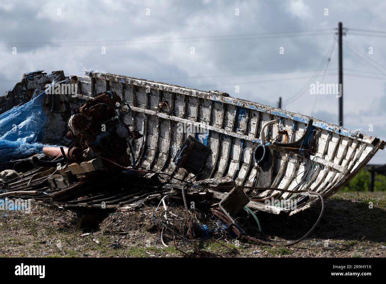 Teilweise zerstörtes Fischerboot Sizewell Suffolk UK Stockfoto