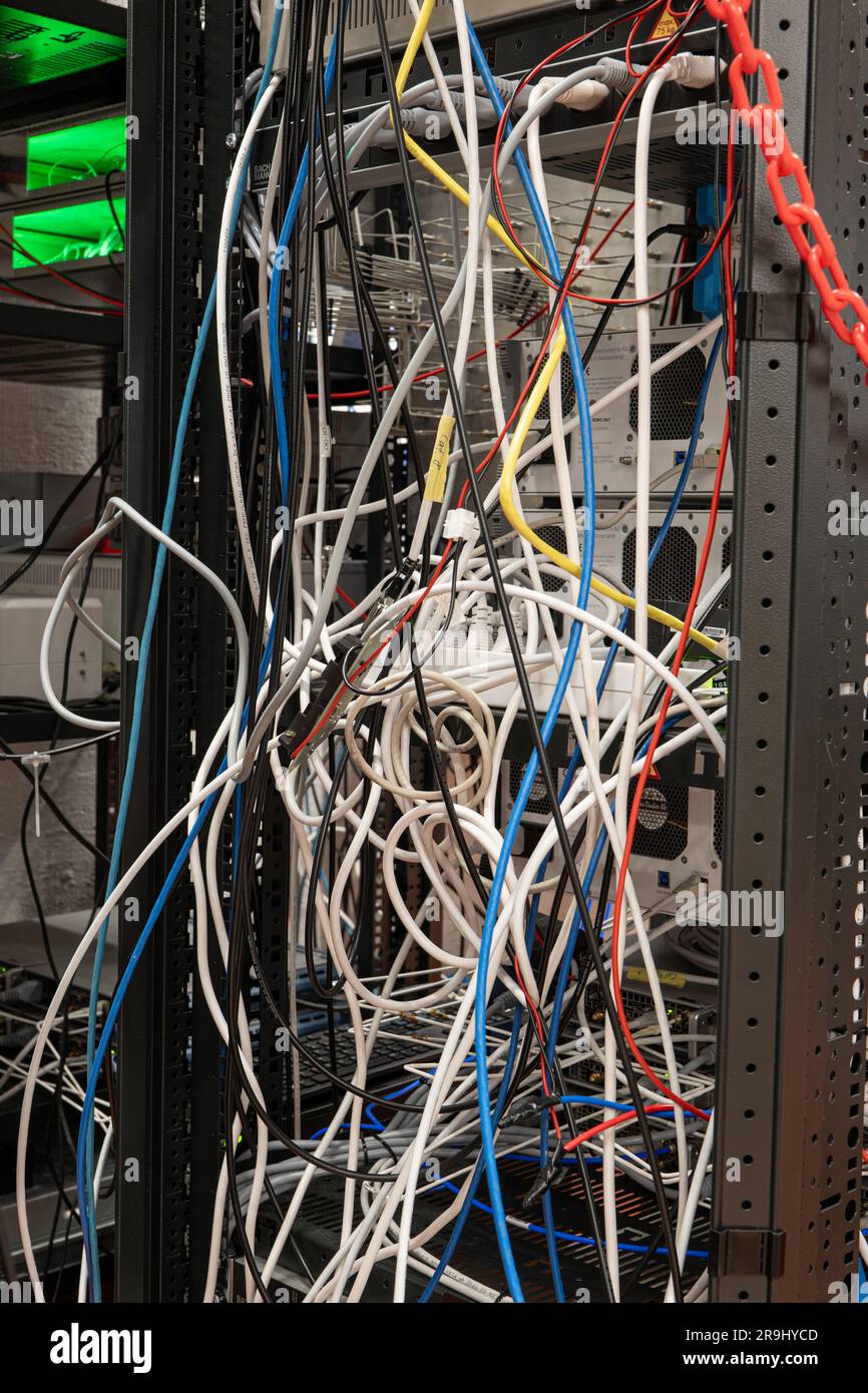 Verworrene elektrische Kabel, die mit industriellen Laborgeräten auf einem Rack verbunden sind, keine Menschen Stockfoto