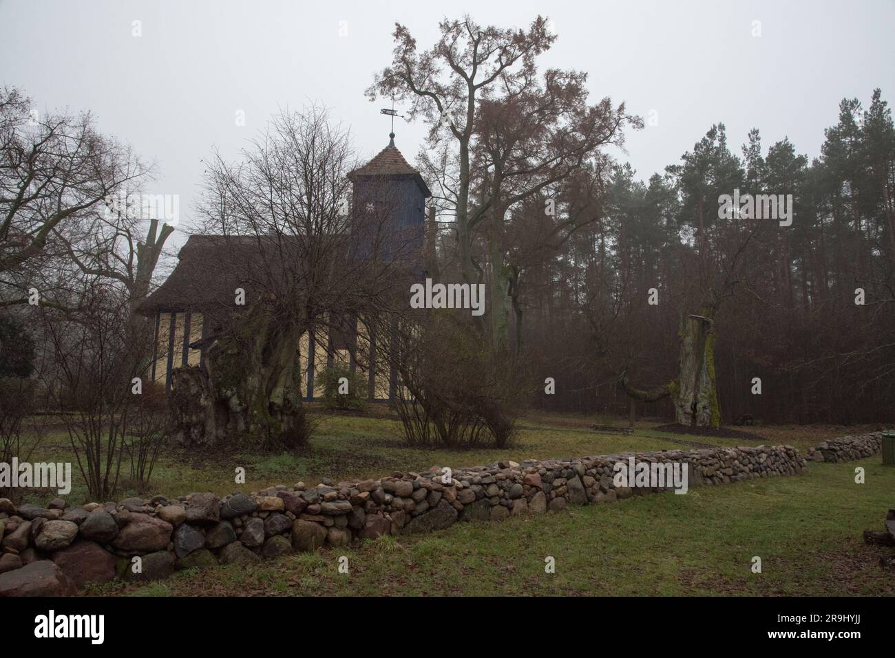 Die kleine Kirche im Grünen ist eine winzige holzgerahmte und restaurierte Kirche im kleinen Dorf Alt Placht im Kreis Uckermark im Nordosten Deutschlands. Stockfoto