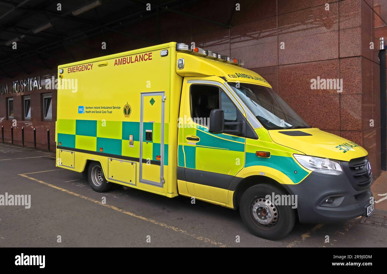NIAS Ambulance Service - Notfall-Ambulanz, außerhalb der Mater Hospital Notaufnahme, 45-51 Crumlin Rd, Belfast, Nordirland, Vereinigtes Königreich, BT14 6AB Stockfoto