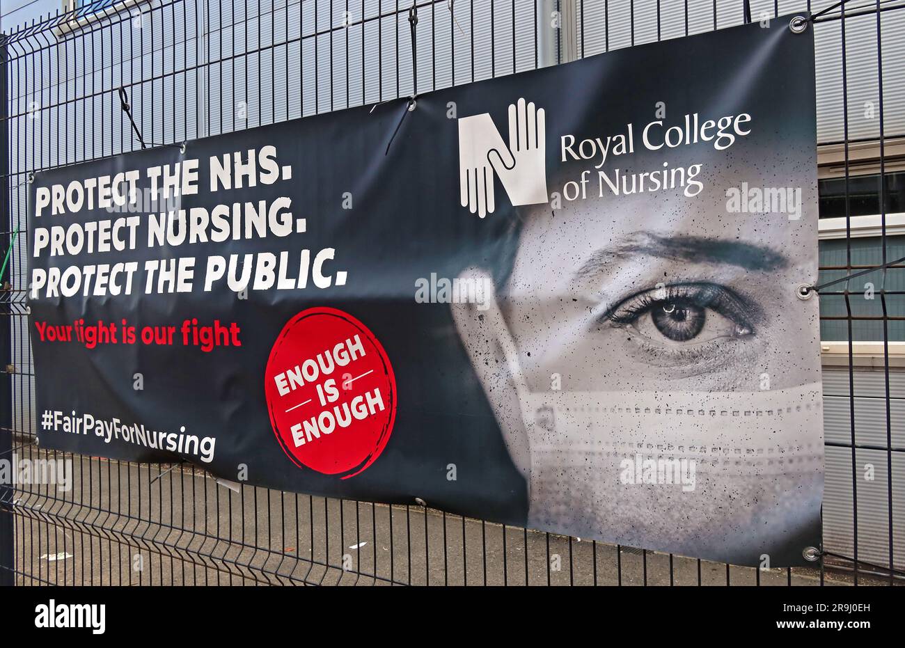 RCN Banner auf einem Zaun am Hook infirmorum Belfast, Royal College of Nursing sagt Schützen Sie den NHS, die Krankenpflege und die Öffentlichkeit, #FairPayForNursing Stockfoto