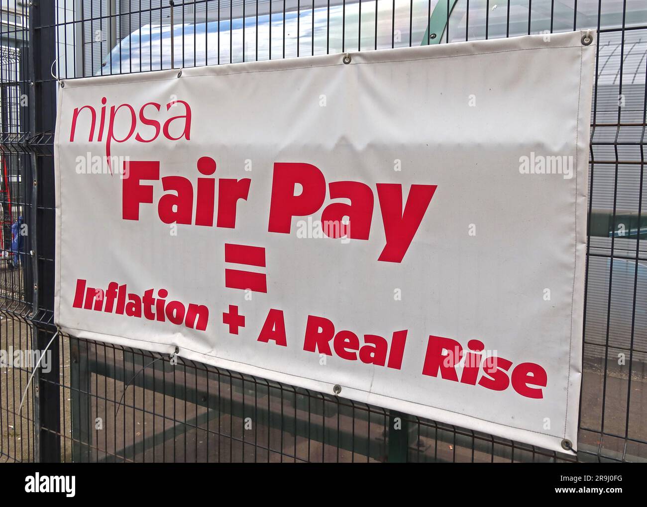 Nipsa-Banner zur Unterstützung von Gesundheitspersonal in Nordirland, außerhalb des Mater Infirmorum Hospital, Crumlin Road, Belfast, Nordirland, Vereinigtes Königreich, BT14 6AB Stockfoto