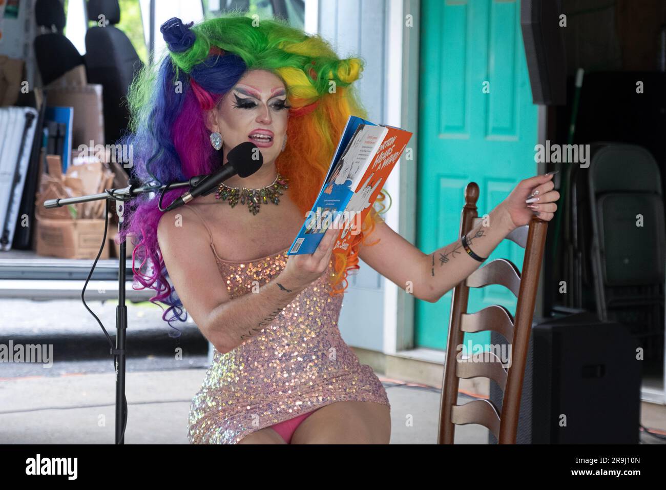 Drag Queen Storytime at the Pride in the Park Event in Lewisboro, Westchester, New York, liest von Dr. Seuss 'Horton Hears a Who! 2023. Stockfoto