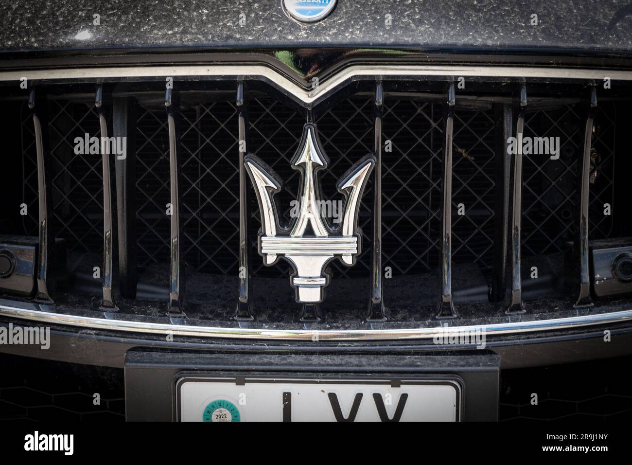 Echtes Maserati-Logo („Trident“-Emblem) auf dem Kühlergrill Stockfoto