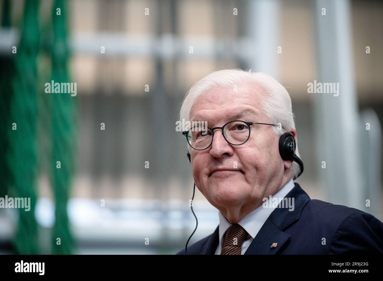 27. Juni 2023, Nordrhein-Westfalen, Mülheim an der Ruhr: Der deutsche Präsident Frank-Walter Steinmeier steht im Werk Mülheim und hört sich einen Vortrag über Turbinen an. Der Bundespräsident besucht das Ruhrgebiet und das südliche Münsterland mit rund 150 ausländischen Botschaftern, die in Deutschland arbeiten, und hochrangigen Vertretern internationaler Organisationen. Foto: Fabian Strauch/dpa Stockfoto