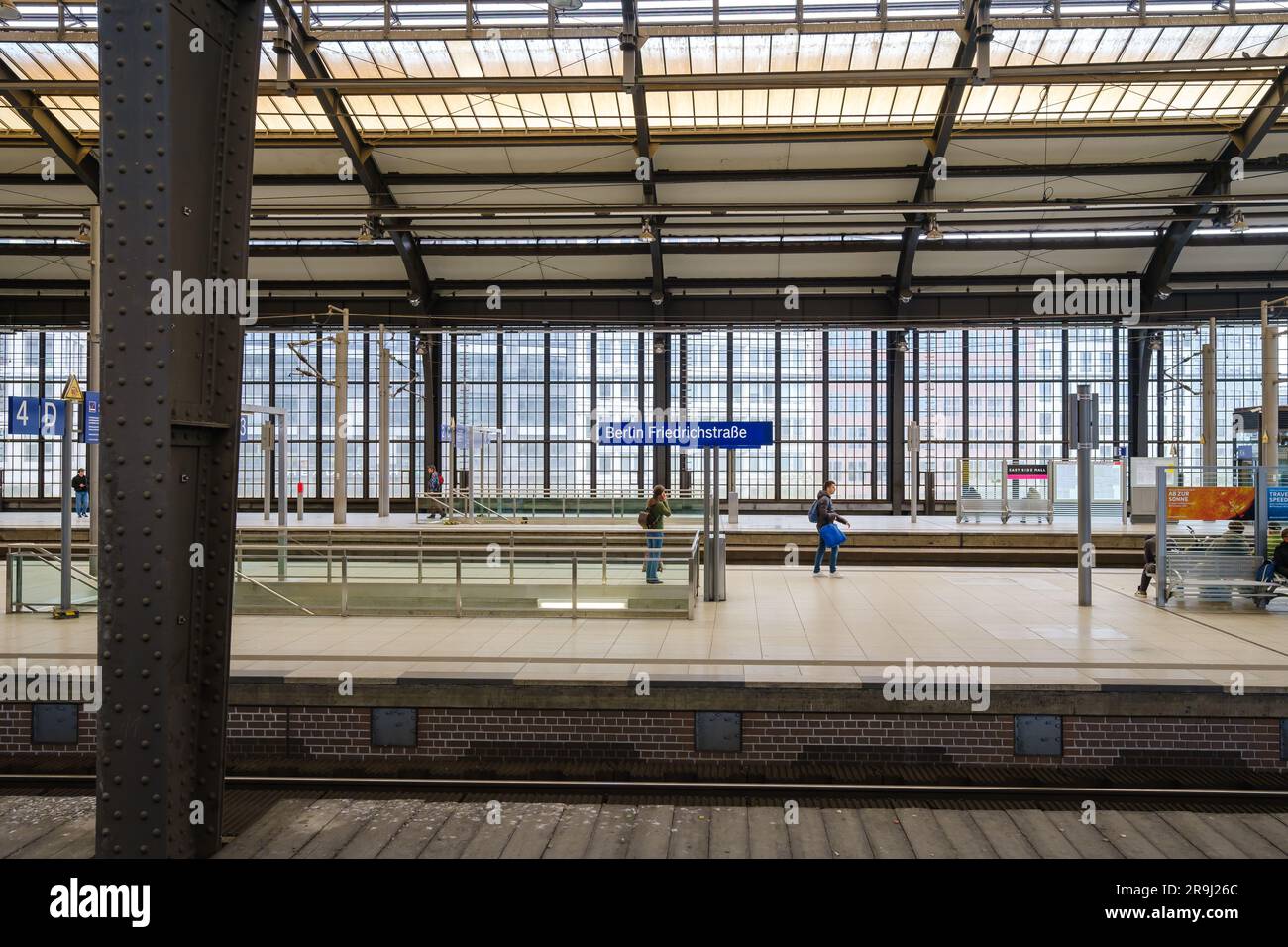 Berlin, Deutschland - 19. April 2023 : Blick auf den Bahnhof Friedrichstraße in Berlin Stockfoto