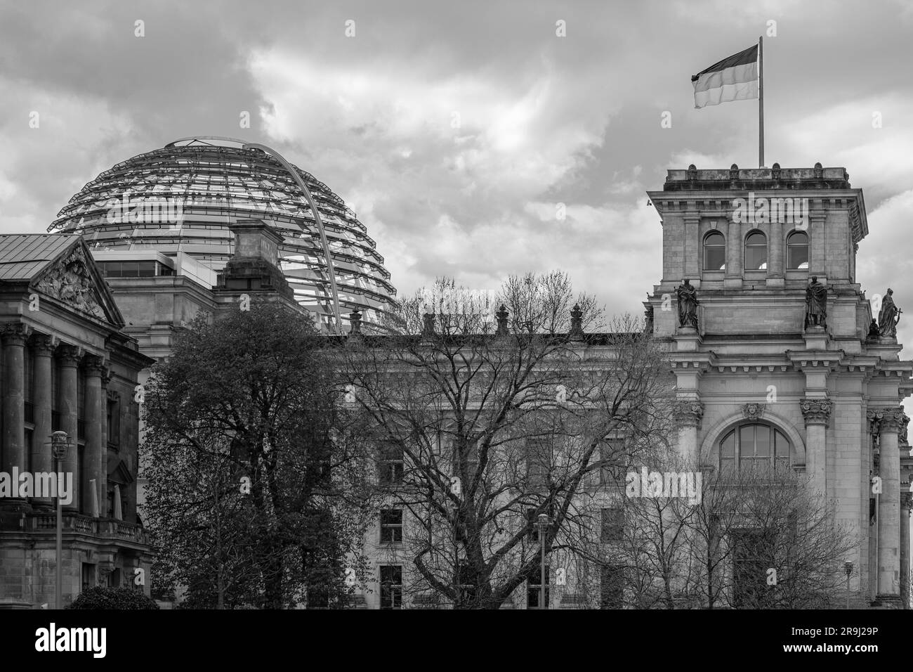 Berlin - 18. April 2023 : Blick auf den Reichstag, das Deutsche parlament in Berlin Stockfoto