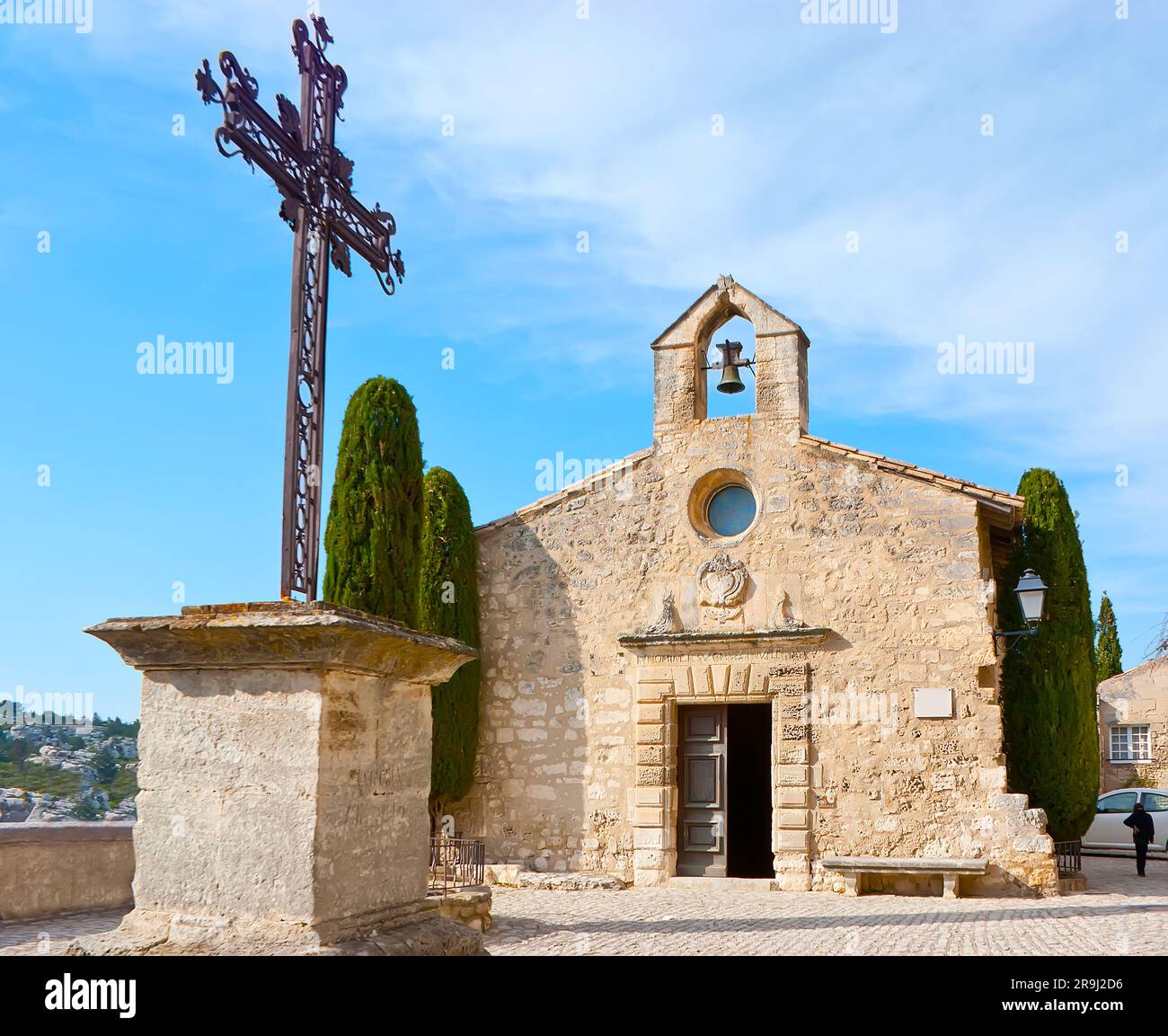 Die Fassade der Kapelle der Weißen Penitenten (Chapelle des Penitents Blancs) mit einem Kreuz davor, Kirche (St. Vincent) Platz, Les Baux-de-Prove Stockfoto