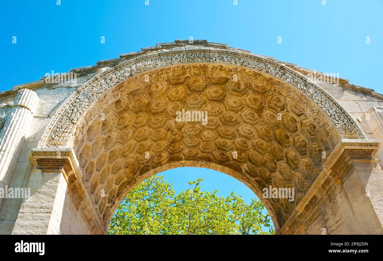 Die geschnitzten Details des antiken Triumphbogens der archäologischen Stätte der Antiquitäten von Glanum, Saint-Remy-de-Provence, Frankreich Stockfoto