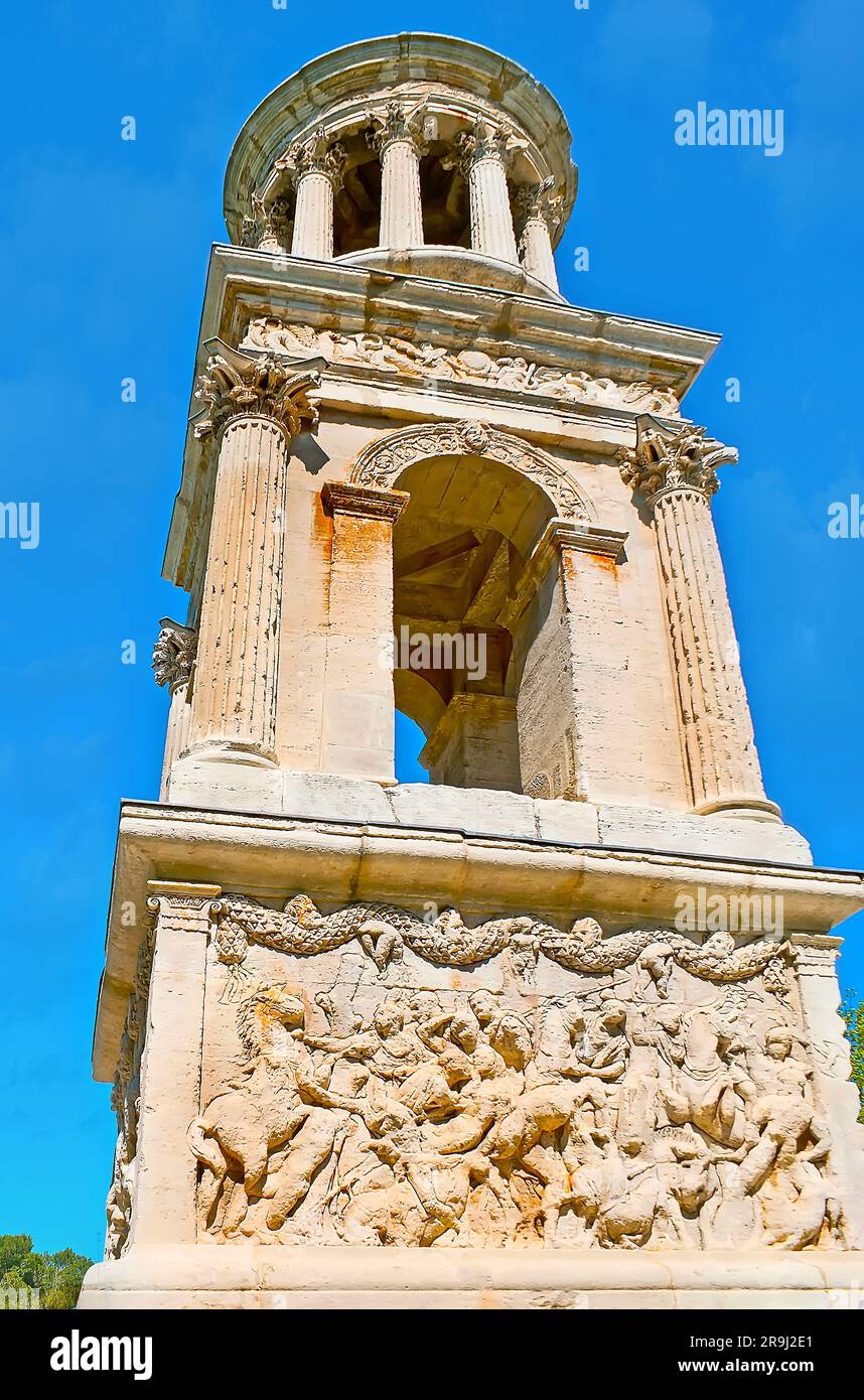 Das erhaltene antike Mausoleum mit Wandsäulen und wunderschönen Skulpturen ist eines der wichtigsten Wahrzeichen der antiken archäologischen Stätte von Glanum Stockfoto