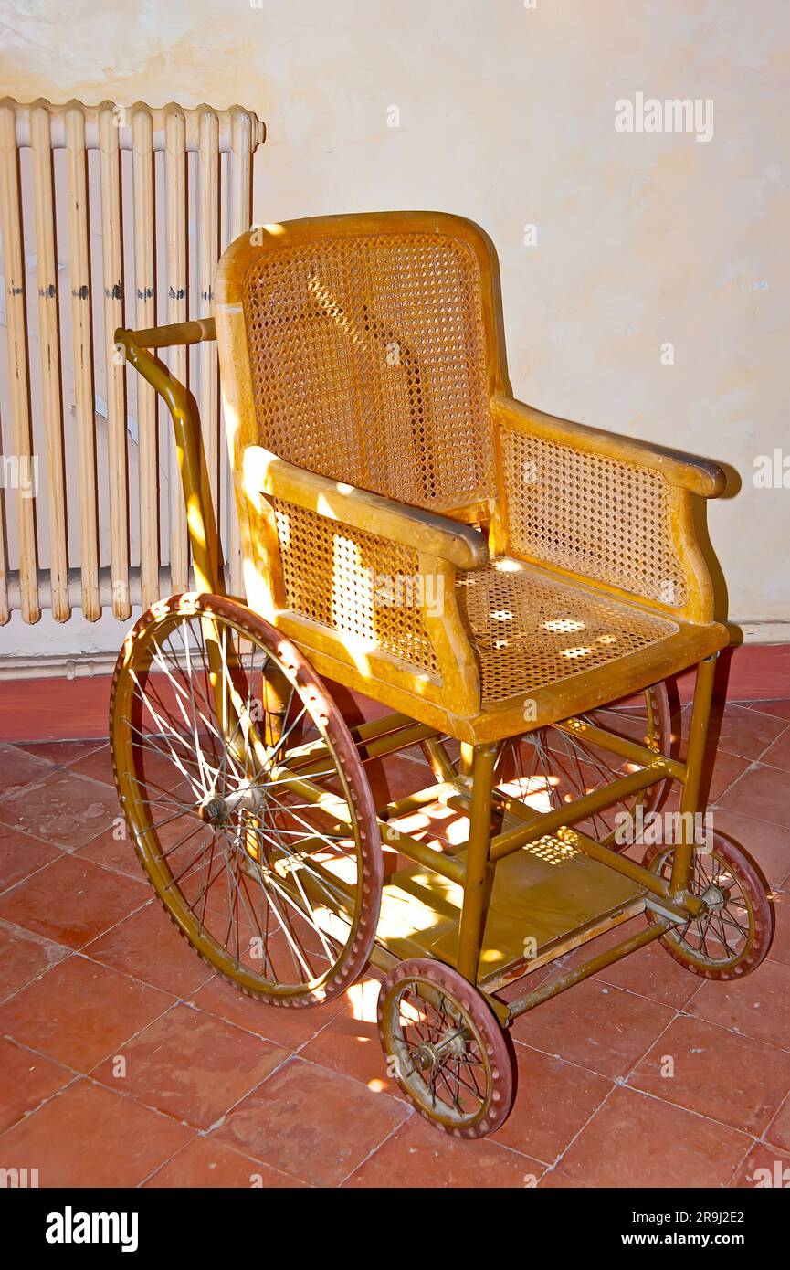 ST. REMY, FRANKREICH - 6. MAI 2013: Der alte hölzerne Rollstuhl im van Gogh-Museum im Saint-Paul Asylum, am 6. Mai in St. Remy Stockfoto