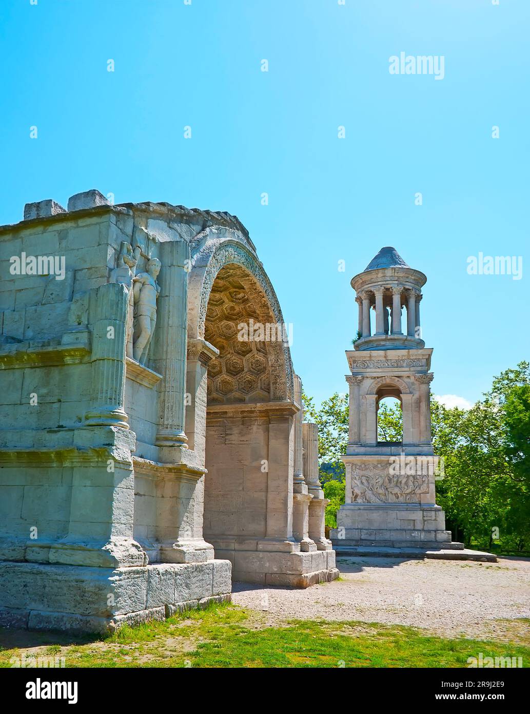 Der berühmte Triumphbogen und das Mausoleum auf dem Gebiet der Antiquitäten von Glanum, Saint-Remy-de-Provence, Frankreich Stockfoto