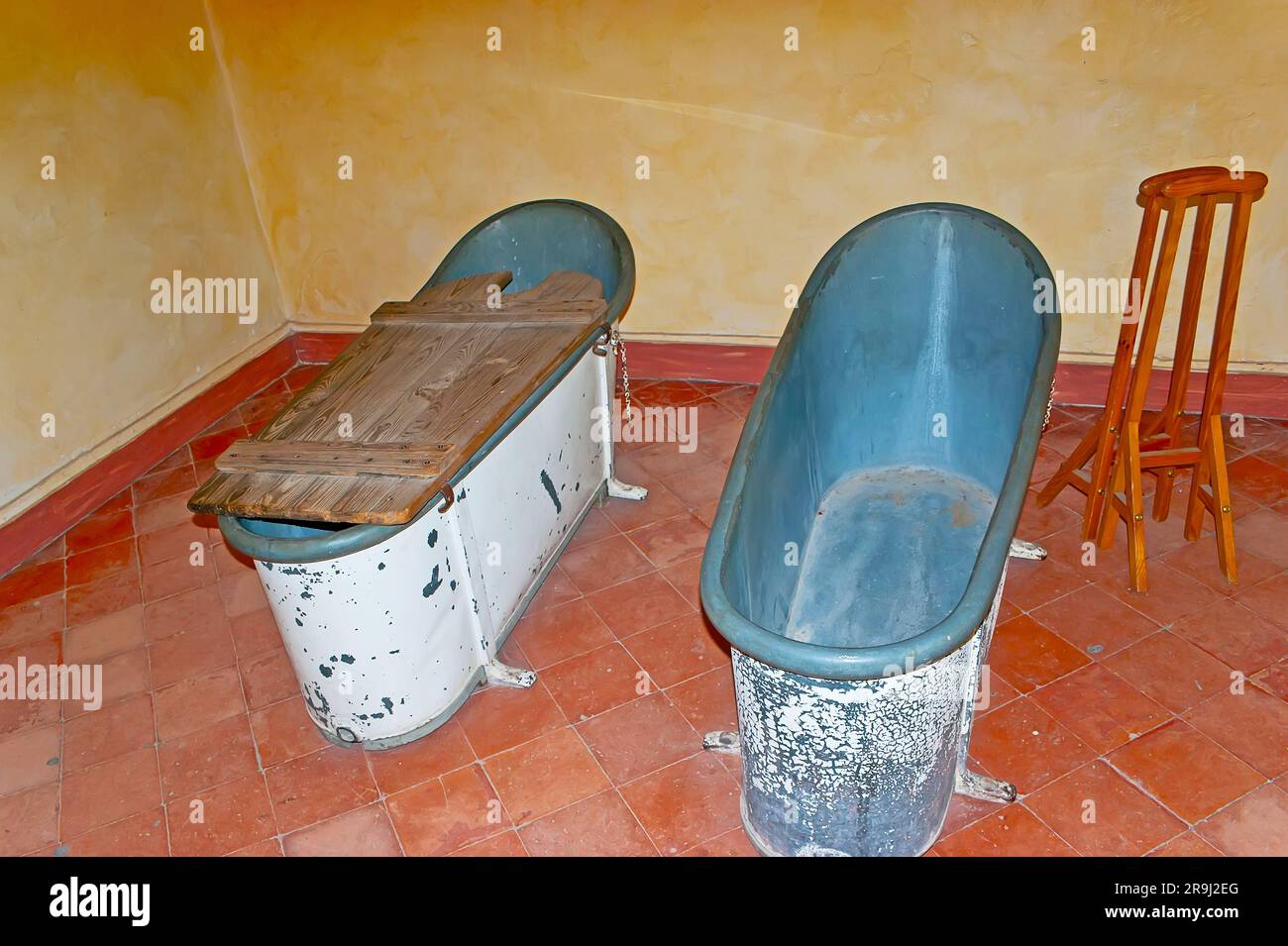 ST. REMY, FRANKREICH - 6. MAI 2013: Die klassische Badewanne im van Gogh-Museum im Saint-Paul Asylum, am 6. Mai in St. Remy Stockfoto