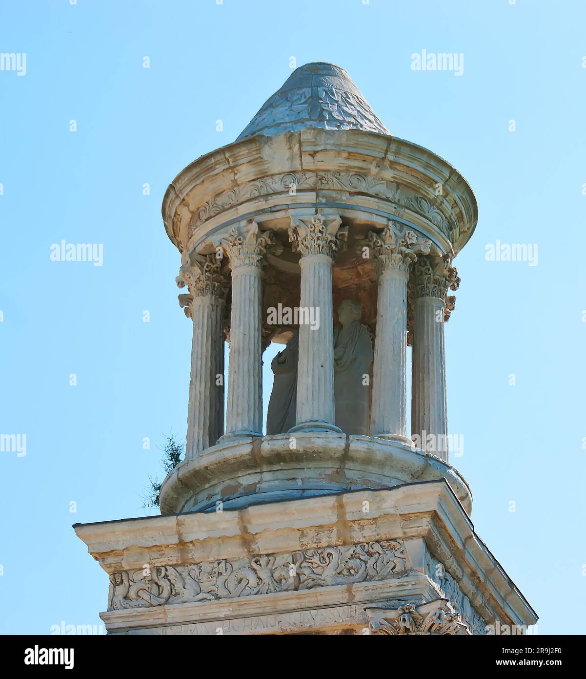 Die geschnitzten Säulen, Skulpturen und kunstvoll verzierten Details des antiken Mausoleums aus Stein, das sich in der archäologischen Stätte Saint-Remy-de der Antiquitäten von Glanum befindet Stockfoto