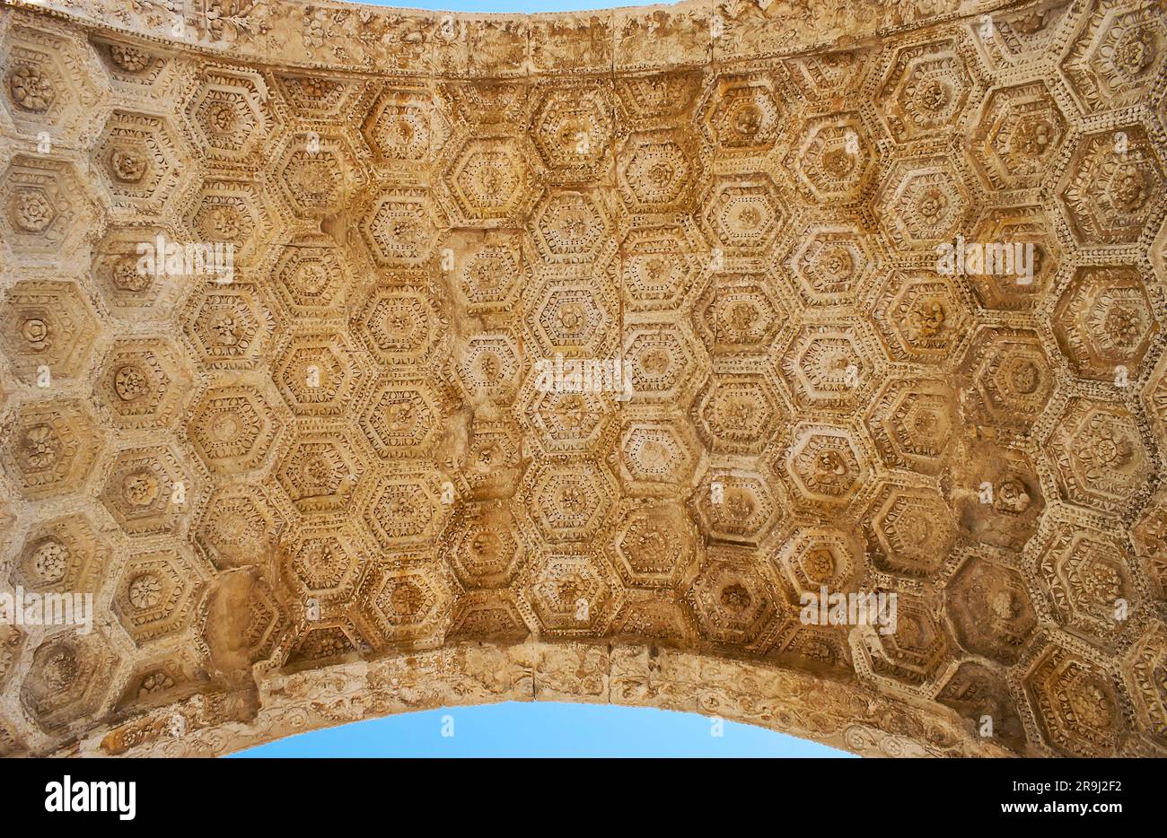 Der reich verzierte Teil der Decke des antiken römischen Triumphbogens befindet sich in einer archäologischen Stätte, genannt die Antiquitäten von Glanum, Saint-Remy-de-Pro Stockfoto