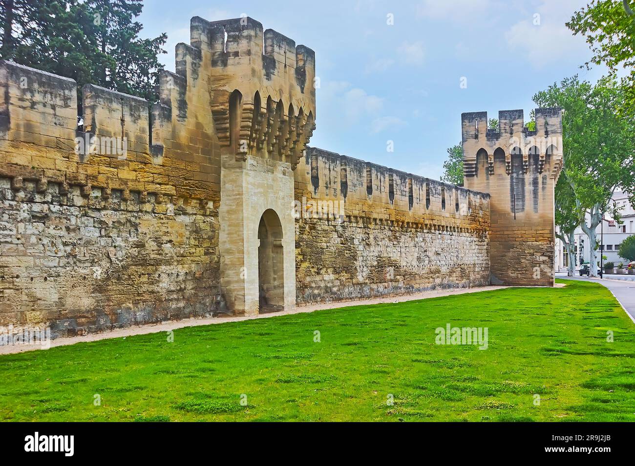 Die mittelalterliche Stadtmauer aus Stein mit großen Zinnen und rechteckigen Türmen, Avignon, Frankreich Stockfoto