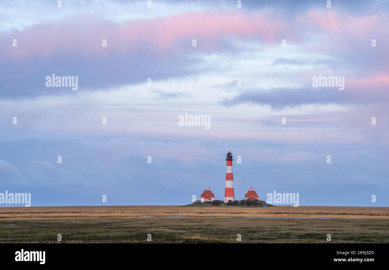 Panoramabild des Leuchtturms Westerhever gegen den Himmel, Nordfriesland, Deutschland Stockfoto