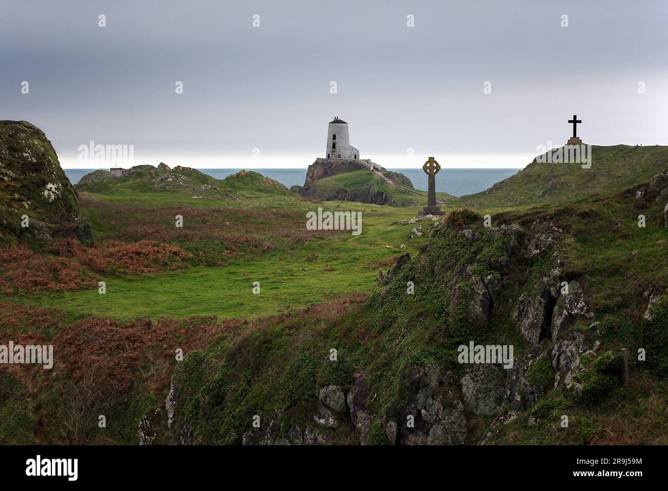 Llanddwyn Island ist eine kleine Gezeiteninsel vor der Westküste von Anglesey in Nordwales. Es ist verbunden mit Dwynwen, dem walisischen Schutzpatron der Liebenden. Stockfoto