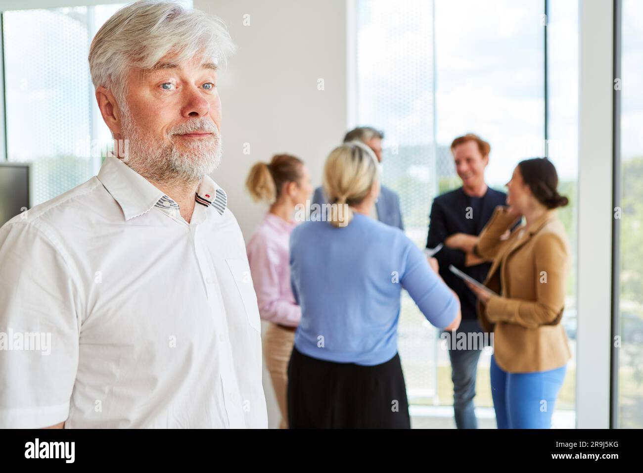 Rücksichtsvoller Geschäftsmann mit weißem Haar und Bart Stockfoto