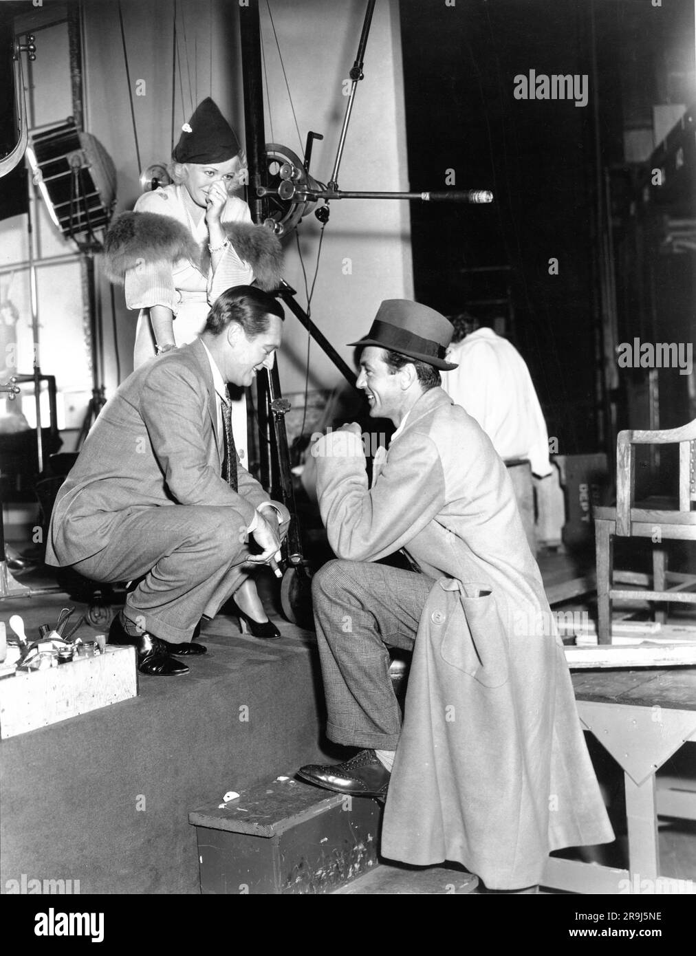 GARY COOPER (rechts) am Set besucht EDMUND LOWE und WYNNE GIBSON bei der Drehung IHRES LEIBWÄCHTERS 1933 WILLIAM BEAUDINE Paramount Pictures Stockfoto