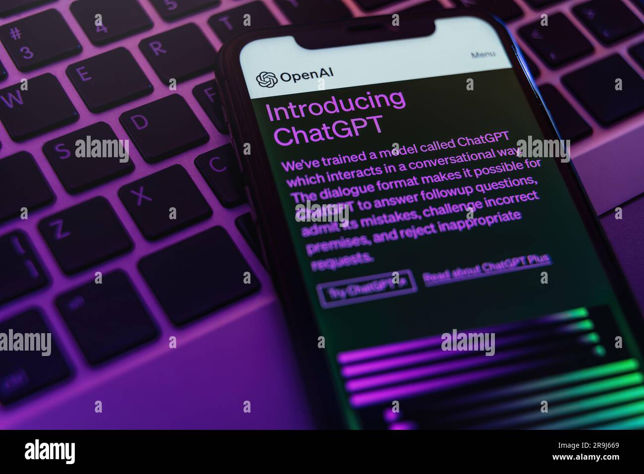 Antalya, Türkei - 8. Mai 2023: ChatGPT-Chatbot-Dienst, sichtbar auf der digitalen Schnittstelle eines Smartphone-Bildschirms. ChatGPT ist eine innovative Technologie der künstlichen Intelligenz, die von Open AI entwickelt wurde. Stockfoto