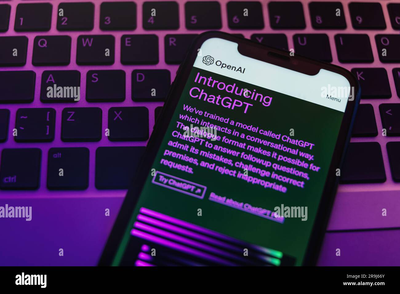 Antalya, Türkei - 8. Mai 2023: Der ChatGPT-Chatbot auf dem Smartphone zeigt in Neonlicht. Das Sprachmodell ChatGPT ist ein Beleg für die umfassende Lernerfahrung von Open AI. Stockfoto