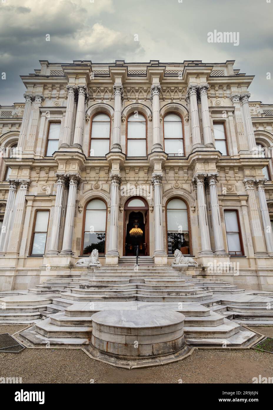 Fassade des Beylerbeyi-Palastes aus der osmanischen Epoche des 18. Jahrhunderts, an der asiatischen Küste der Bosporus-Straße nördlich der Bosporus-Brücke, Istanbul, Türkei, Stockfoto