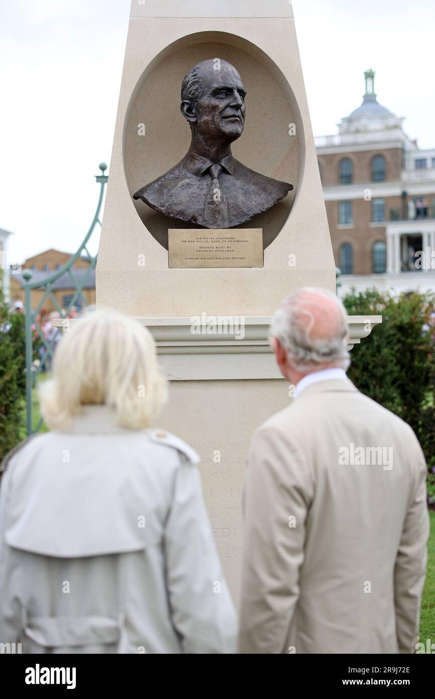 König Karl III. Und Königin Camilla bei der Bronzebüste des verstorbenen Herzogs von Edinburgh während eines Besuchs des Herzogtums Cornwalls Poundbury-Bauwerks in Dorset, um neue BronzeReliefs des Künstlers Ian Rank-Broadley zu sehen, die Fertigstellung des Queen Mother Square, Und öffnen Sie den Duke of Edinburgh Garden, der Teil von Pavilion Green ist. Foto: Dienstag, 27. Juni 2023. Stockfoto