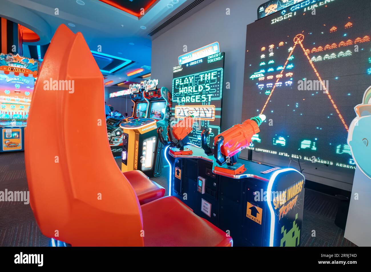 25 August 2023, Antalya, Türkei: Space Invaders Arcade Videospiele in der Unterhaltungszone im Einkaufszentrum Stockfoto