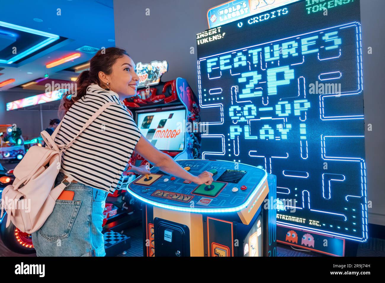 25 August 2023, Antalya, Türkei: Mädchen spielt Videospiele in der Unterhaltungszone im Einkaufszentrum Stockfoto