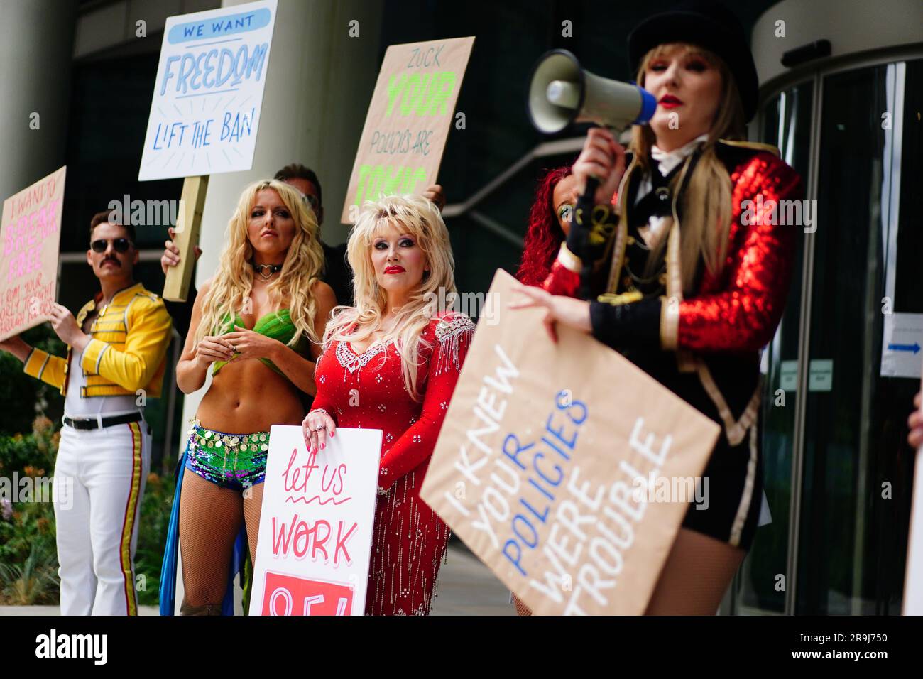 Prominente, die sich als Prominente ausgeben, dürfen vor den Büros der Muttergesellschaft Meta in King's Cross, London, nicht auf Facebook protestieren, als Teil ihrer Berufung „Stop Banning US“. Die Imitatoren von Dolly Parton, Taylor Swift, Adele, George Michael, Britney Spears, Und Freddie Mercury appelliert an eine Aktualisierung der Meta-Community-Standards, die Konten verbietet, die sich „als berühmt ausgeben“, was dazu führt, dass die Tribut-Acts ihre Konten mit Tausenden von Fans und Anhängern verlieren. Foto: Dienstag, 27. Juni 2023. Stockfoto