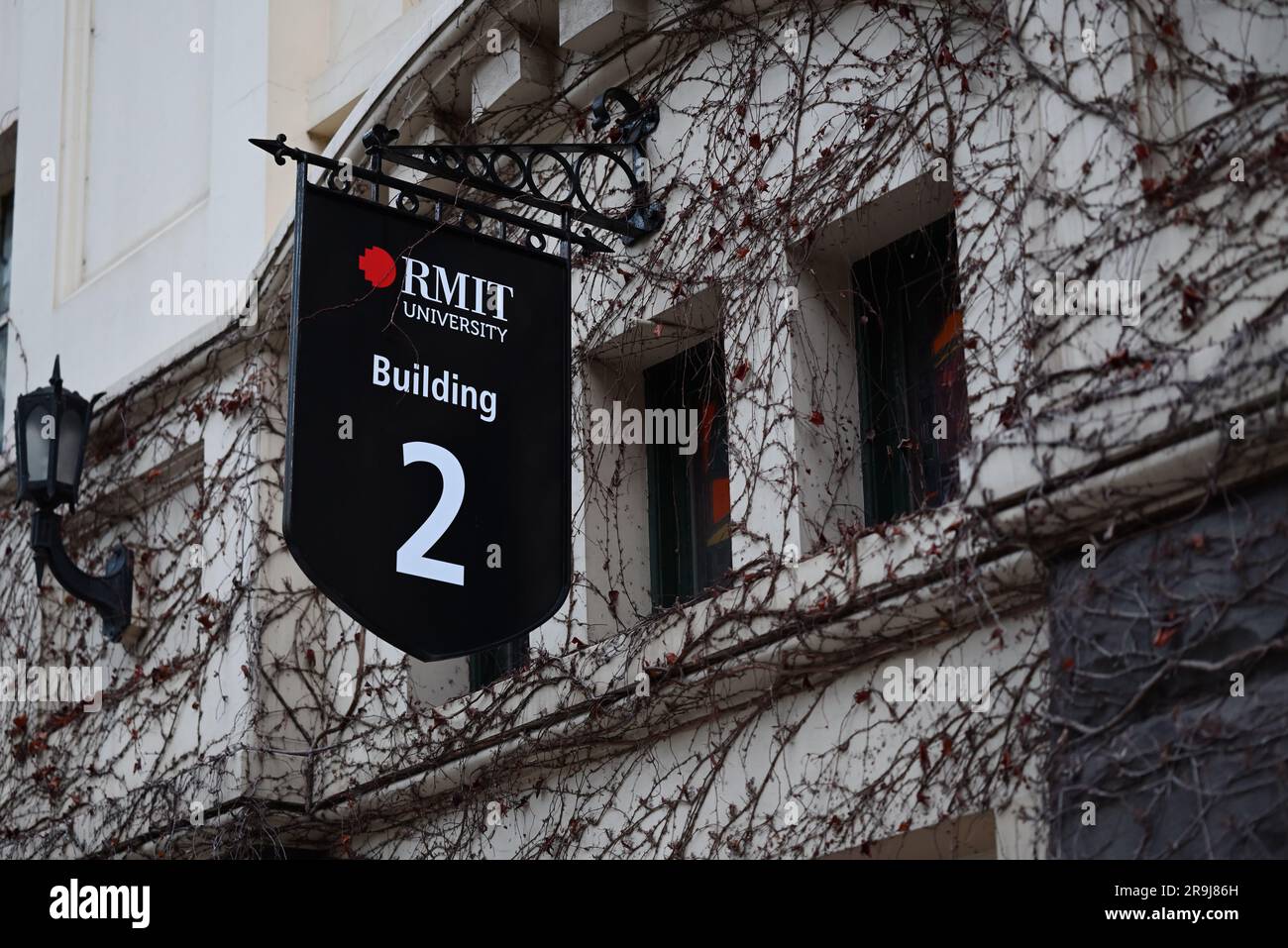 Das RMIT University-Schild ist an der Außenseite des mit Reben überdachten Gebäudes 2 auf dem städtischen Campus der Institution angebracht Stockfoto