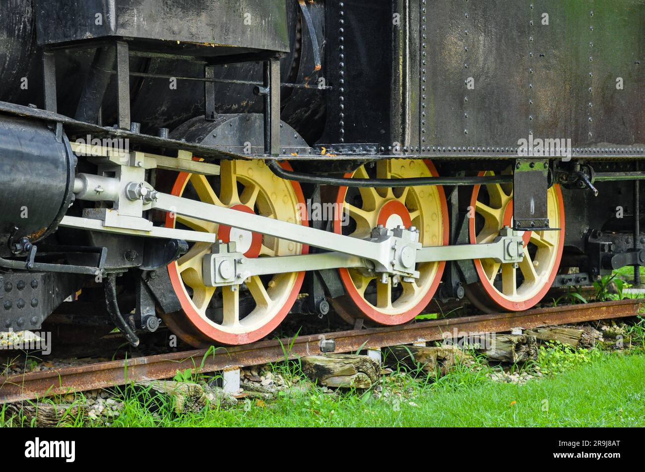 Ein schwarzer Waggon mit gelben und roten Rädern, aus einem Winkel gesehen Stockfoto