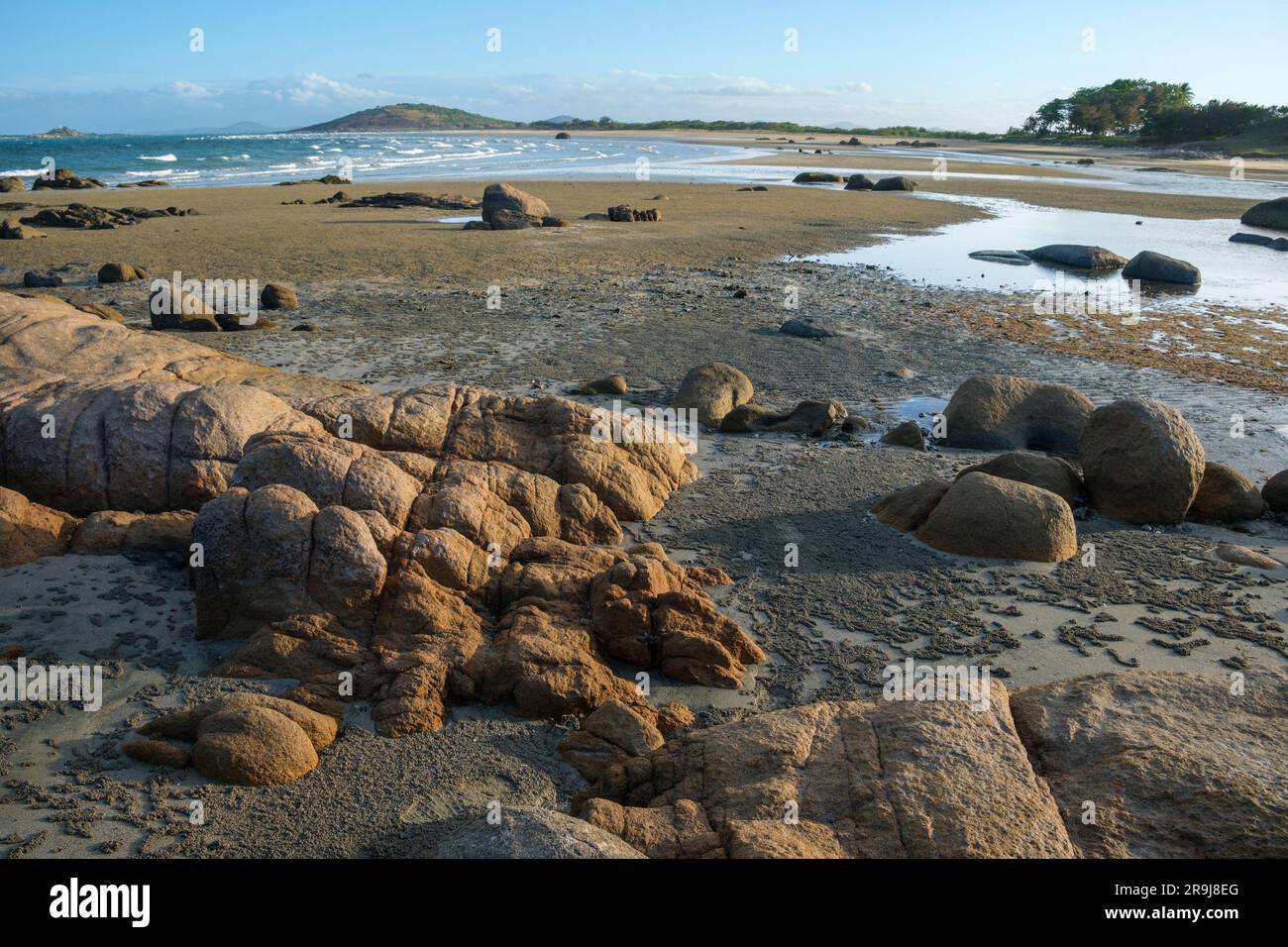 Abendlicht am verlassenen Strand in Rose Bay, Bowen, Queensland, Australien Stockfoto