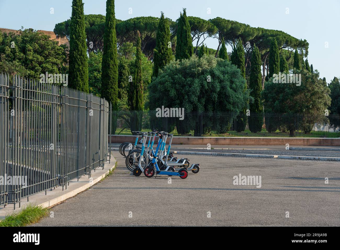 Elektroroller am Circus Maximus in Rom Stockfoto