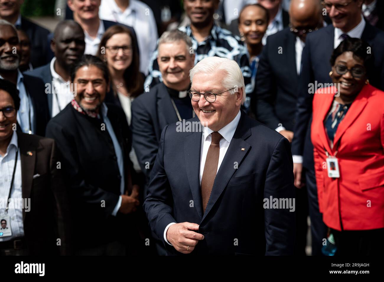 Essen, Deutschland. 27. Juni 2023. Der deutsche Präsident Frank-Walter Steinmeier (Zentrum) steht mit Diplomaten vor dem Industriekomplex Zollverein Kohlebergwerk in Essen. Der Bundespräsident besucht das Ruhrgebiet und das südliche Münsterland mit rund 150 ausländischen Botschaftern, die in Deutschland arbeiten, und hochrangigen Vertretern internationaler Organisationen. Kredit: Fabian Strauch/dpa/Alamy Live News Stockfoto