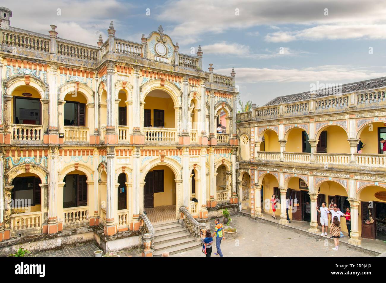 BAC Ha, Vietnam-April 2023; Blick aus einem hohen Winkel auf den Innenhof des verfallenen Hoang A Tuong Palastes mit einer Mischung aus europäischem und chinesischem Architekturstil Stockfoto