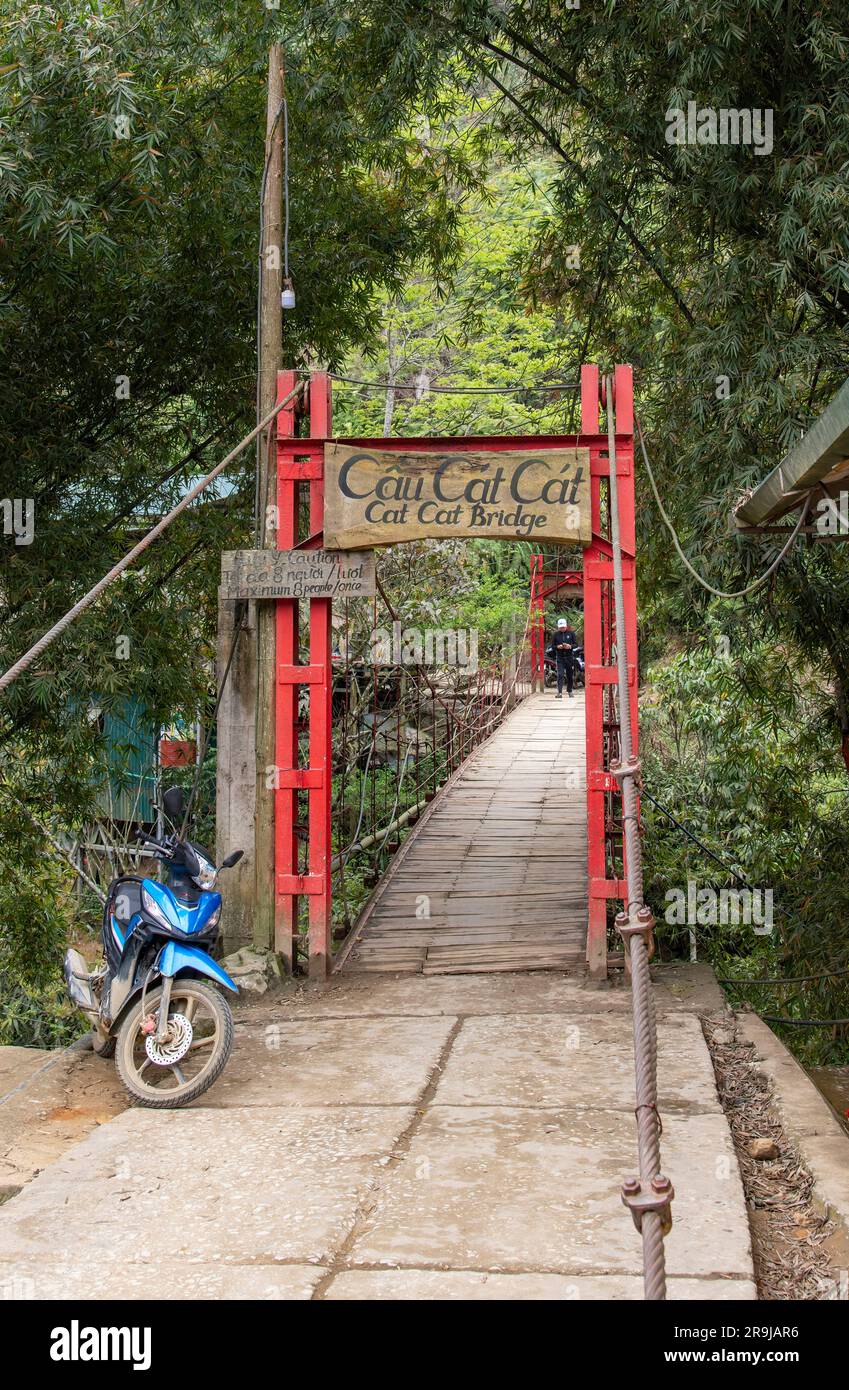 CAT Cat Village, Sapa, Vietnam - April 2023; vertikaler Blick auf die Brücke, die Zugang zum traditionellen Dorf Cat Cat bietet, bekannt für seine Wasserhütte Stockfoto