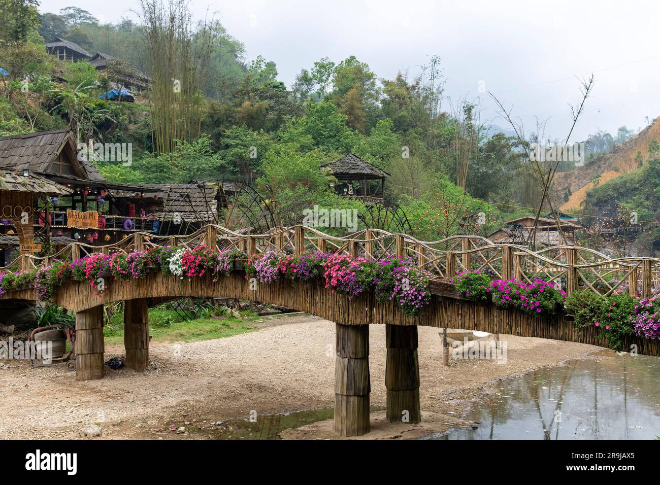 CAT Cat Village, Sapa, Vietnam – April 2023; Brücke über den Fluss im traditionellen Dorf Cat Cat bekannt für seine Wasserräder für die Stromerzeugung Stockfoto
