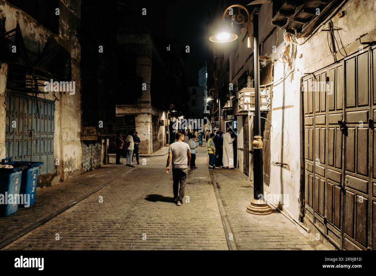 Jeddah, Saudi-Arabien - Januar 26 2023: Ein Mann geht nachts durch die Straßen der traditionellen Altstadt von Jeddah Al-Balad in Saudi-Arabien Stockfoto