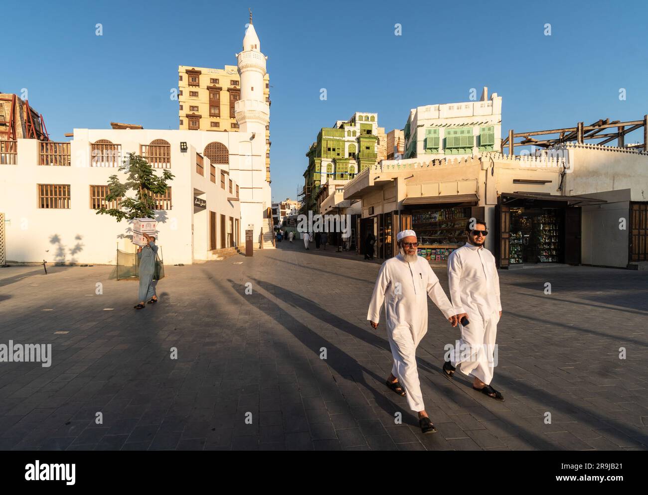 Jeddah, Saudi-Arabien - zwei Männer in traditionellem Stoff gehen vor der Al Ma'amar Moschee in der Altstadt von Jeddah Al-Balad in Saudi-Arabien Stockfoto