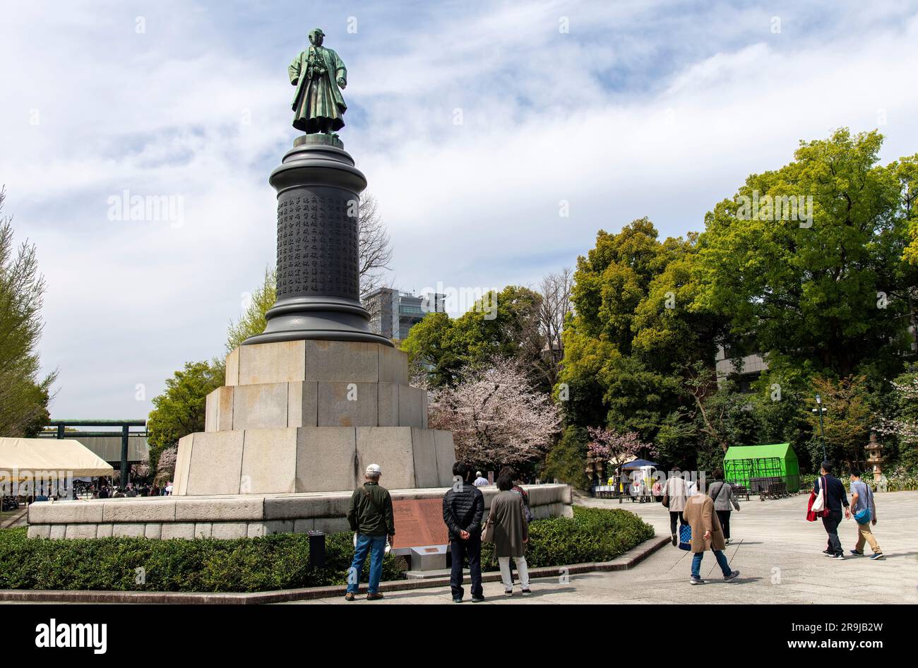 Tokio, Japan - April 2023; Statue von Omura Masujiro, Gründer der modernen japanischen Armee, auf dem Gelände des Yasukuni-Schreins im Shinto-Stil zum Gedenken an J. Stockfoto