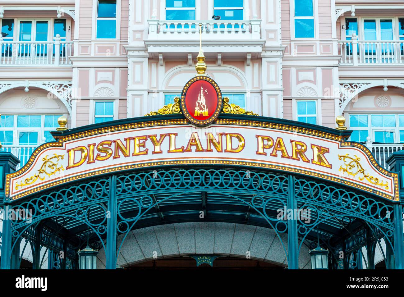 Paris, Frankreich - 02. Juni 2023: Disneyland Paris Vergnügungspark-Schild. Es befindet sich unter Mickey Mouse's Hotel. Stockfoto